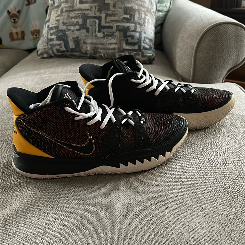2021 Kyrie 7 “Roswell Rayguns” men’s basketball shoes.